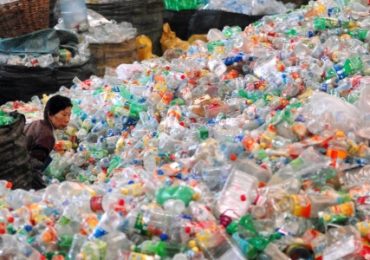 Por que a China quer deixar de ser 'a lixeira do mundo' e como isso afeta outros países