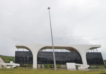 Governo de MG atrasa parcela do 13º de parte dos servidores e diz que vai quitar hoje