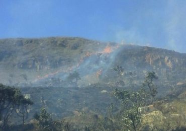 Incêndio atinge Serra da Moeda, na Região Central de Minas