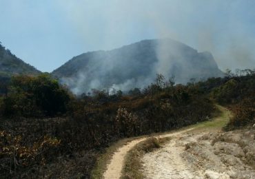 Incêndio atinge serra, em Tiradentes, na Região Central de Minas Gerais
