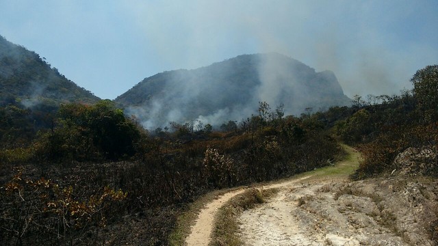 Incêndio atinge serra, em Tiradentes, na Região Central de Minas Gerais
