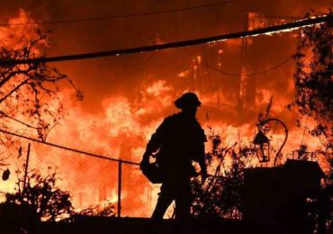 Bombeiros lutam contra incêndios que provocaram 50 mortes na Califórnia