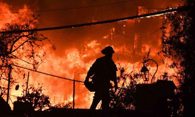 Bombeiros lutam contra incêndios que provocaram 50 mortes na Califórnia