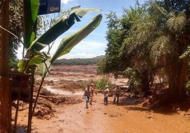 Vale admite que lama de barragem atingiu vila: 'prioridade é proteger a vida'