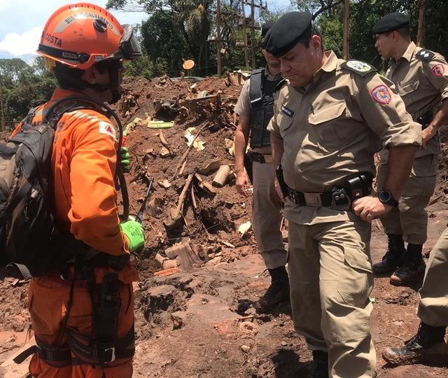 Polícia Militar encerra varredura na busca por sobreviventes em Brumadinho; bombeiros seguem com trabalho de resgate