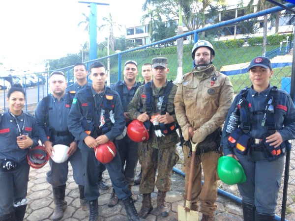 Bombeiros civis e voluntários começam a participar das buscas por corpos em Brumadinho
