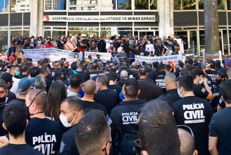 Servidores estaduais protestam contra reforma da Previdência do governo Zema