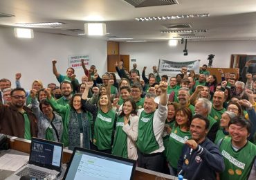 Mais de 150 servidores comparecem à audiência sobre o plano de carreira e pressionam governo do estado